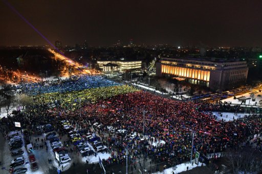 رومانيون يتظاهرون ضد الحكومة في بوخارست في 12 شباط