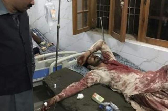 جريح باكستاني يتلقى العلاج اثر اصابته في التفجير (