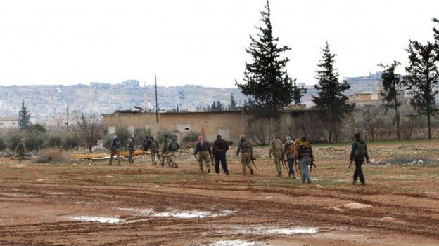 مقاتلون من الجيش الحر المدعومون من الجيش التركي يت