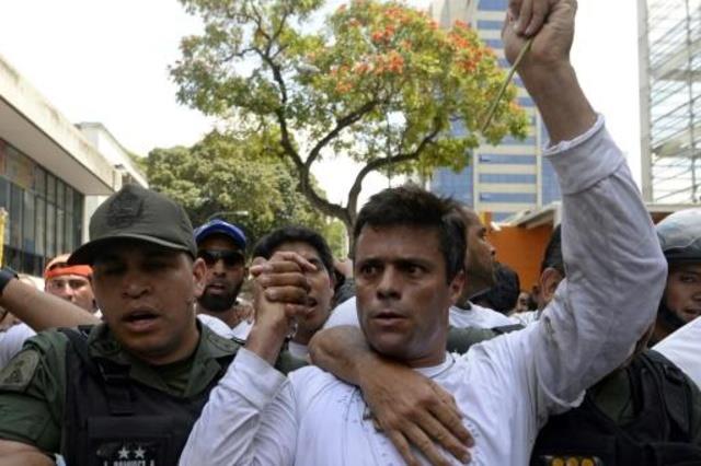 المعارض الفنزويلي ليوبولدو لوبيز بعد ان سلم نفسه، 