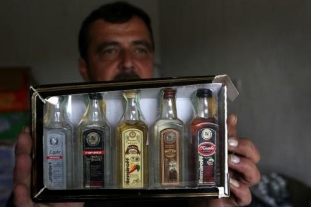 عراقي من الايزيديين يبيع الكحول في متجره في بعشيقة
