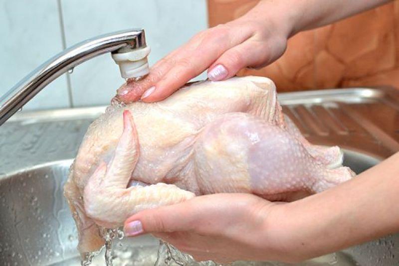 ​احذر غسل الدجاج قبل الطهي لهذا السبب