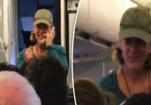 بالفيديو والصور.. طرد قبطان من الطائرة لاستخدامها 