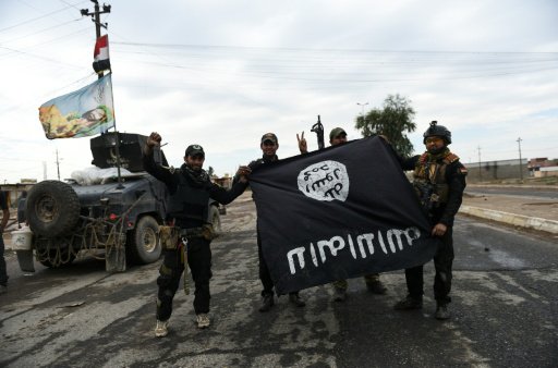 جنود عراقيون يحملون راية لتنظيم الدولة الاسلامية ب