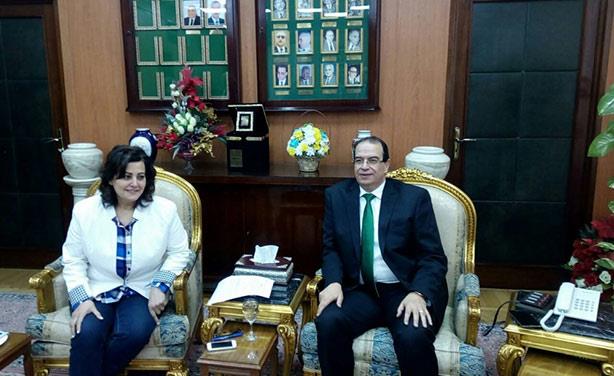 محافظ الدقهلية يلتقي الدكتوره مني محرز، نائب وزير 