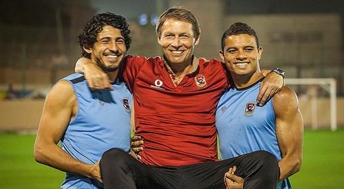 مايكل ليندمان مع سعد سمير وأحمد حجازي لاعبا الأهلي
