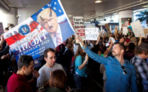 تظاهرة في مطار لوس انجليس ضد قرار ترامب حظر سفر رع