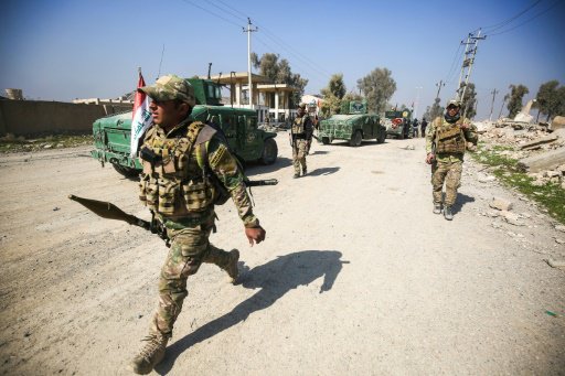 عناصر من القوات العراقية يتجمعون في مطار الموصل خل