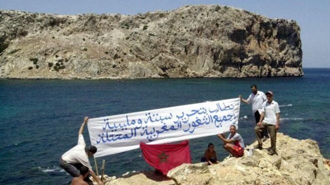 محتجون مغاربة قبالة جزيرة برجيل يطالبون بإنهاء الا