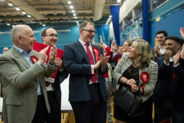 مرشح حزب العمال غاريث سنيل (وسط) يحتفل مع زوجته صو