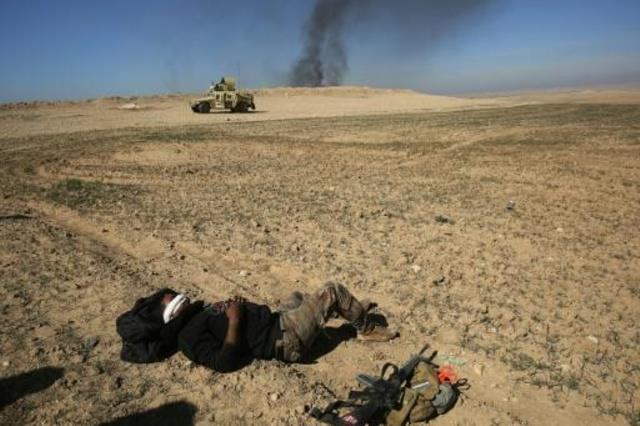 جندي عراقي ينتظر ان يتم اجلاؤه بعد اصابته في تفجير