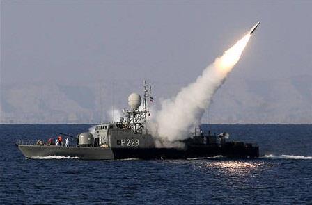 البحرية الإيرانية تختبر صواريخ خلال مناورات عسكرية