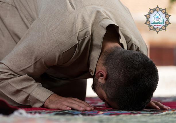 هل يجب كشف الجبهة في الصلاة؟