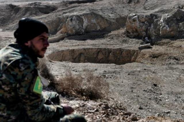 مقاتل من الحشد الشعبي في صحراء جنوب الموصل