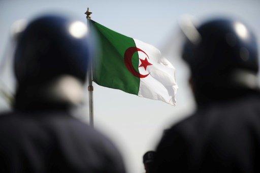 القضاء الجزائري يؤيد إيداع 25 ناشطًا رهن الحبس الم