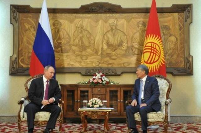 رئيس قرغيزستان الماز بك اتامباييغف (يمين) مستقبلا 