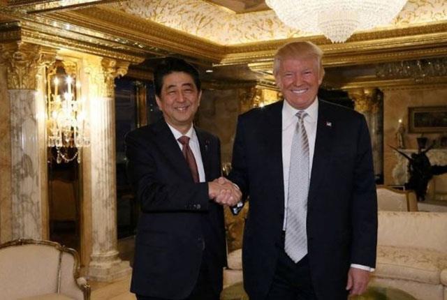 دونالد ترامب ورئيس وزراء اليابان