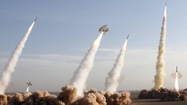إيران تجري اختبارات لأنظمة صواريخ