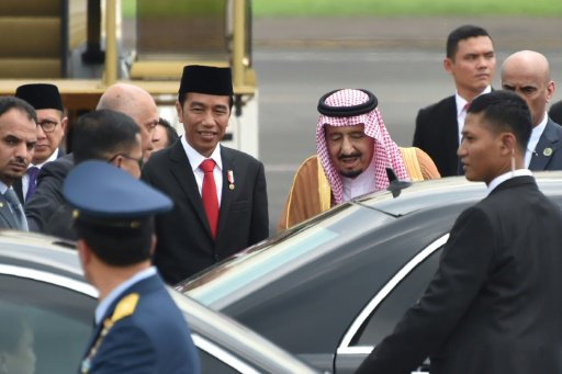 وصول العاهل السعودي الملك سلمان الى مطار جاكرتا حي
