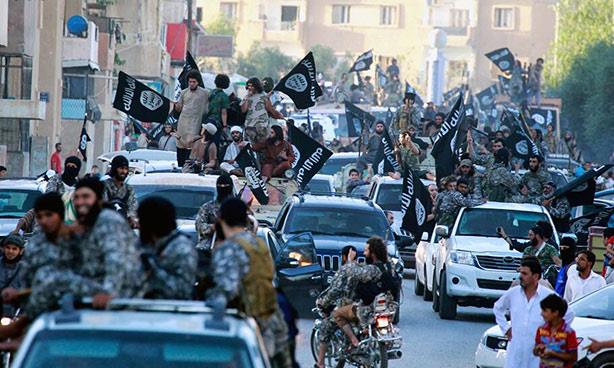 مسيرة سيارات داعش في شوارع الرقة السورية