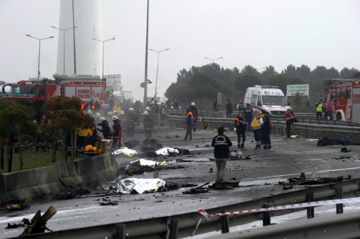 رجال الاطفاء في موقع تحطم المروحية في اسطنبول الجم