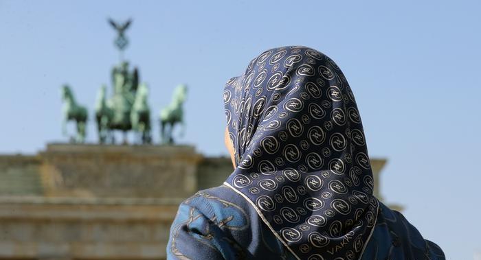الحجاب لم يمنع لاجئة سورية من العمل