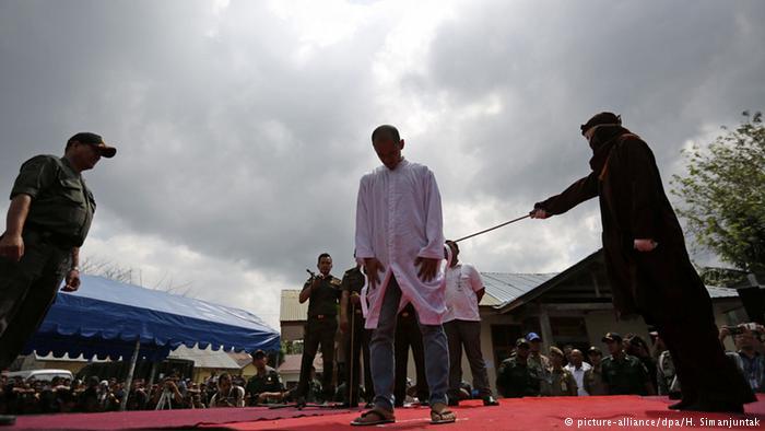 جلد رجلين بوذيين في إندونيسيا
