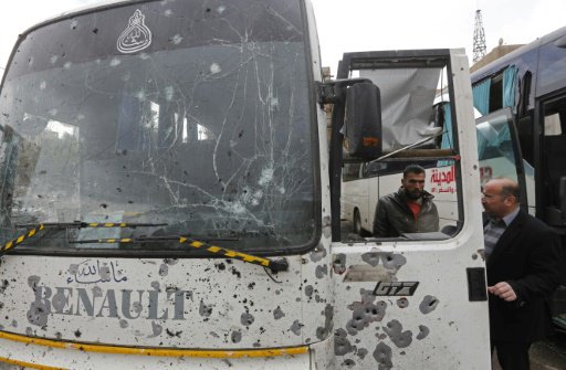 حافلة متضررة جراء التفجير في دمشق في 11 اذار/مارس 