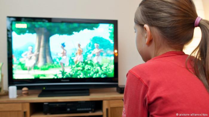 دراسة: خطر التلفزيون على أطفال الفقراء