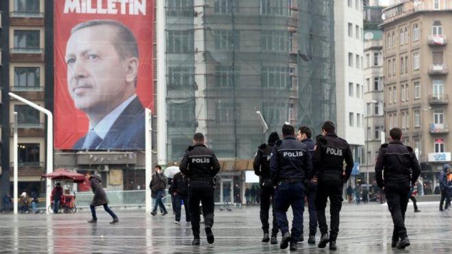 صورة ضخمة للرئيس التركي رجب طيب اردوغان في ميدان ت