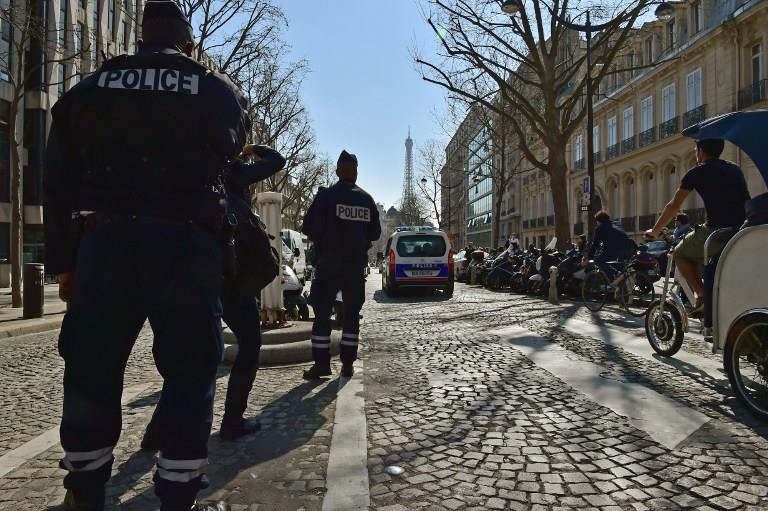 انتشار الشرطة في محيط تفجير في باريس (أ ف ب)