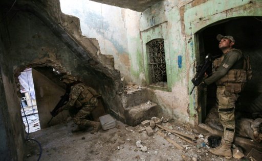 عنصران من القوات العراقية داخل احد الابنية خلال عم