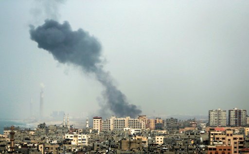 تصاعد الدخان جراء قصف اسرائيلي على غزة في 18 اذار/