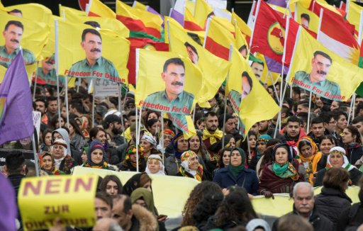 اكراد يرفعون صور زعيم حزب العمال الكردستاني عبد ال