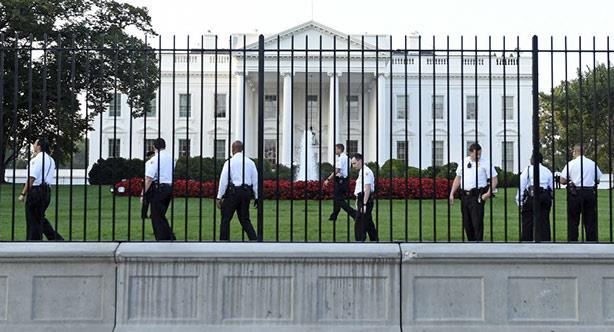افراد الحراسة يمشطون محيط البيت الأبيض