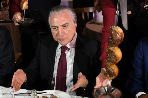 الرئيس البرازيلي ميشال تامر يتناول اللحم في احد مط