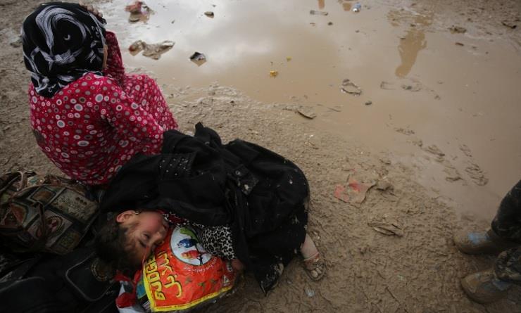 أطفال نازحون في الموصل الإثنين (أف ب)