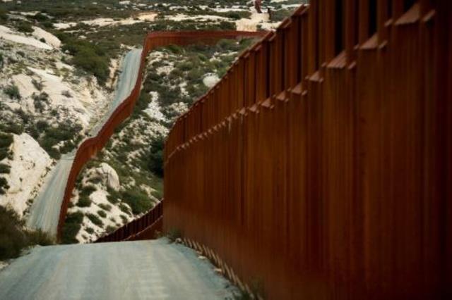 جانب من السياج الحدودي بين الولايات المتحدة والمكس