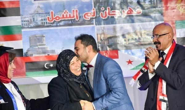 محمد نجاتي أثناء تكريم والدته في عيد الأم