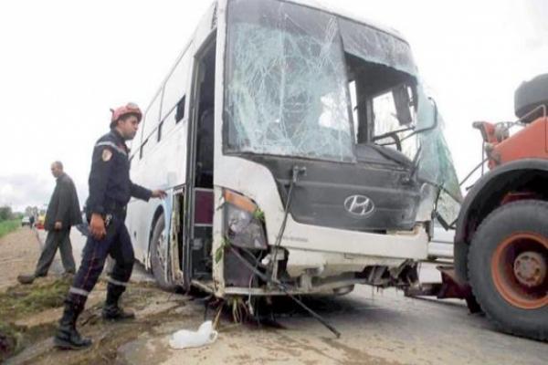مقتل 8 أشخاص وإصابة 25 آخرين في حادث سير غربي الجز
