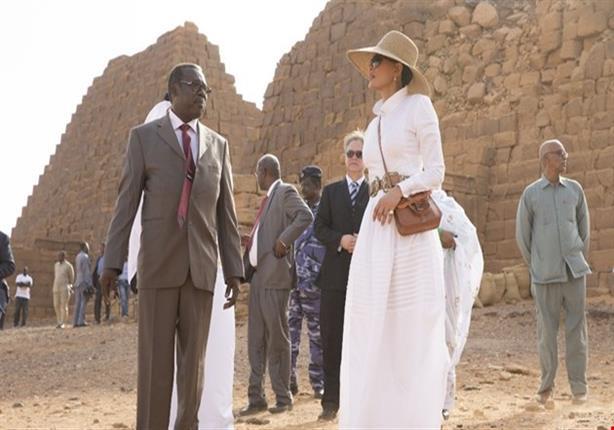موزة خلال زيارتها أهرامات السودان