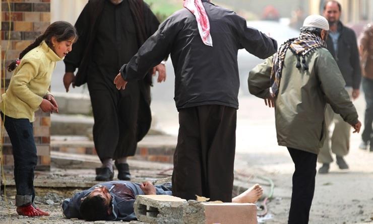 طفلة عراقية فوق جثة والدها بالموصل الأربعاء (أ ف ب
