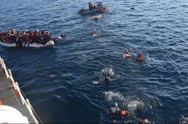 مصرع وفقد 15 شخصا إثر غرق قارب للمهاجرين قبالة الس