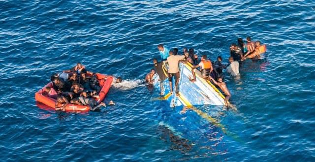 غرق مركب يقل مهاجرين                              