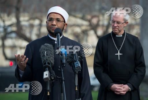 إمام مسجد لندن ورئيس أساقفة كانتربري أمام كنيسة وي