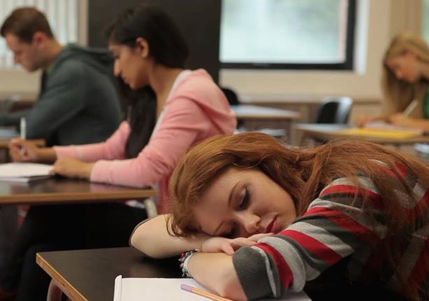 طالبة نائمة في الفصل
