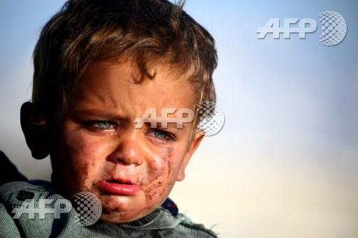 طفل نازح من مدينة الرقة السورية (أف ب)