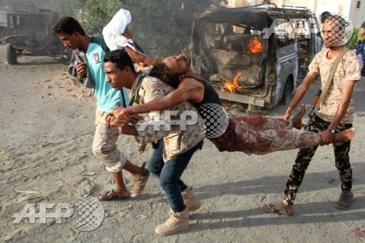 يمنيون يحملون جريحًا في محافظة لحج 27 مارس 2017 (أ