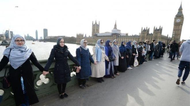 مجموعة من السيدات المسلمات يظهرن دعمهن لضحايا الهج