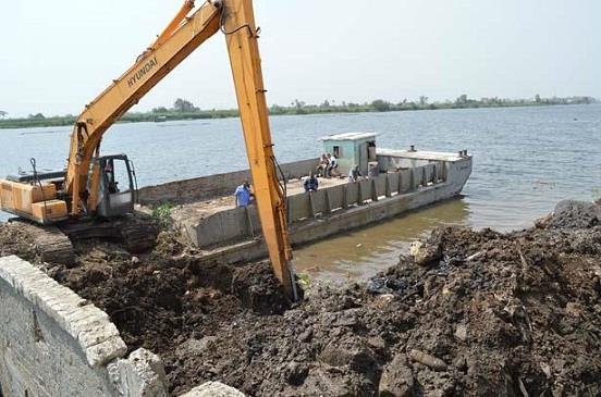 إزالة حالات تعدٍ على نهر النيل بالوراق
